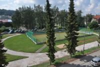 Budova školy a park
