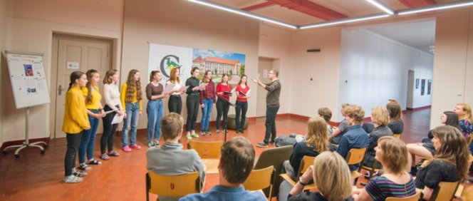 Vernisáž studentské výstavy očima Trutnovinek