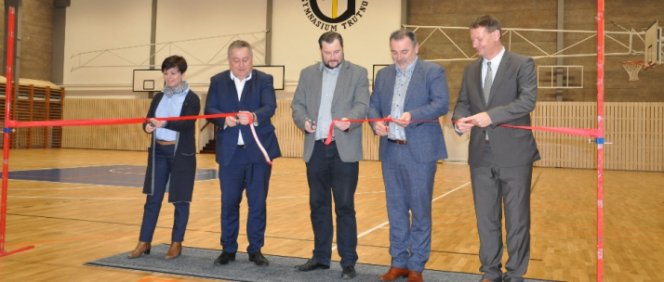 Sportovní hala byla slavnostně uvedena do provozu za přítomnosti představitelů Královéhradeckého kraje a dalších hostů