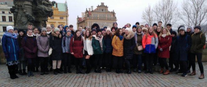 Studenti angličtiny v předvánoční Praze