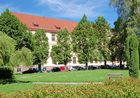Budova školy a park