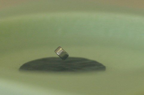 Levitace magnetu nad supravodičem